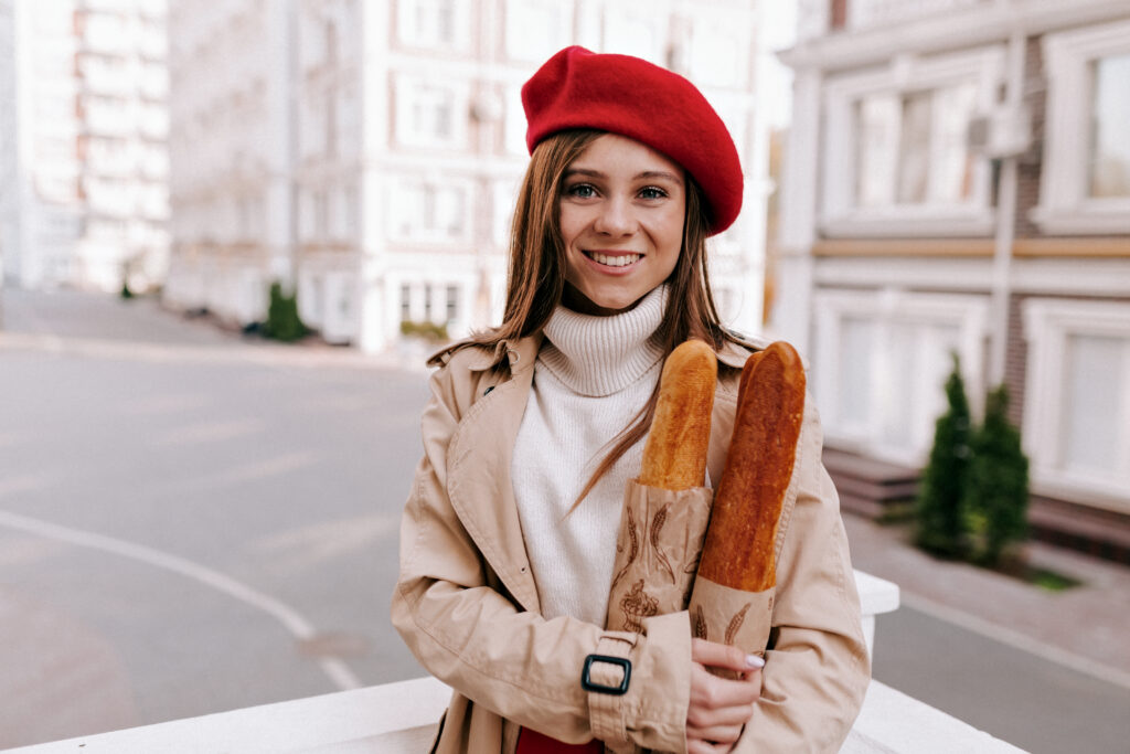 Francaise baguette à la main et béret rouge sur la tête