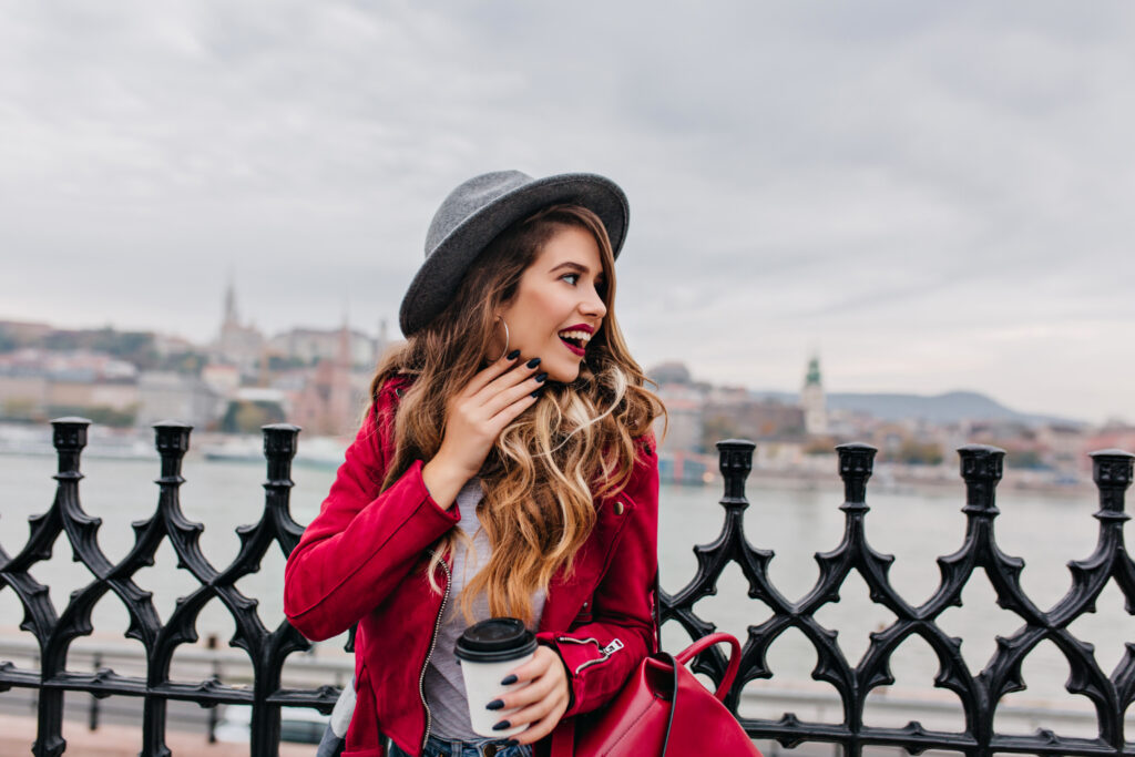 Femme Parisienne souriante avec mug à la main