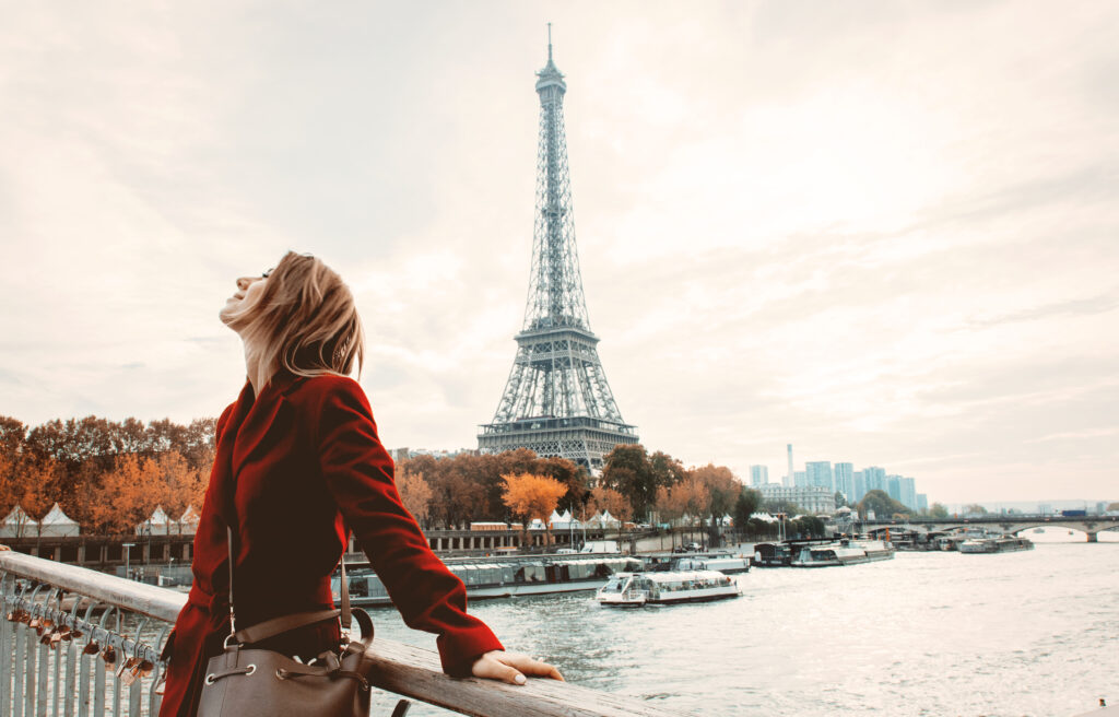 Femme Parisienne prenant l'air devant la Tour Eiffel