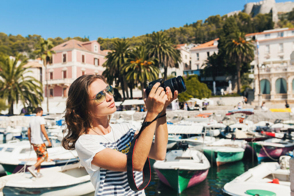 Photographe au milieu d'un port France