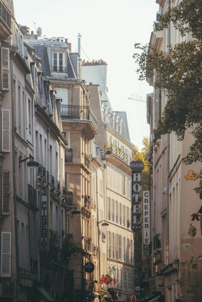 Rue Parisienne avec des Hotels